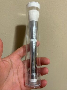 IT COSMETICS HEAVENLY SKIN CC+Skin-Perfecting Brush #702 BrandNew Factory Sealed